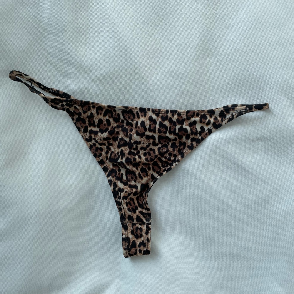 Pretty Little Thing Leopard Bikini Bottoms - size 8